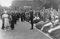 840961 Afbeelding van koningin Juliana en burgemeester mr. L.H.N.F.M. Bosch ridder van Rosenthal, die samen met een ...